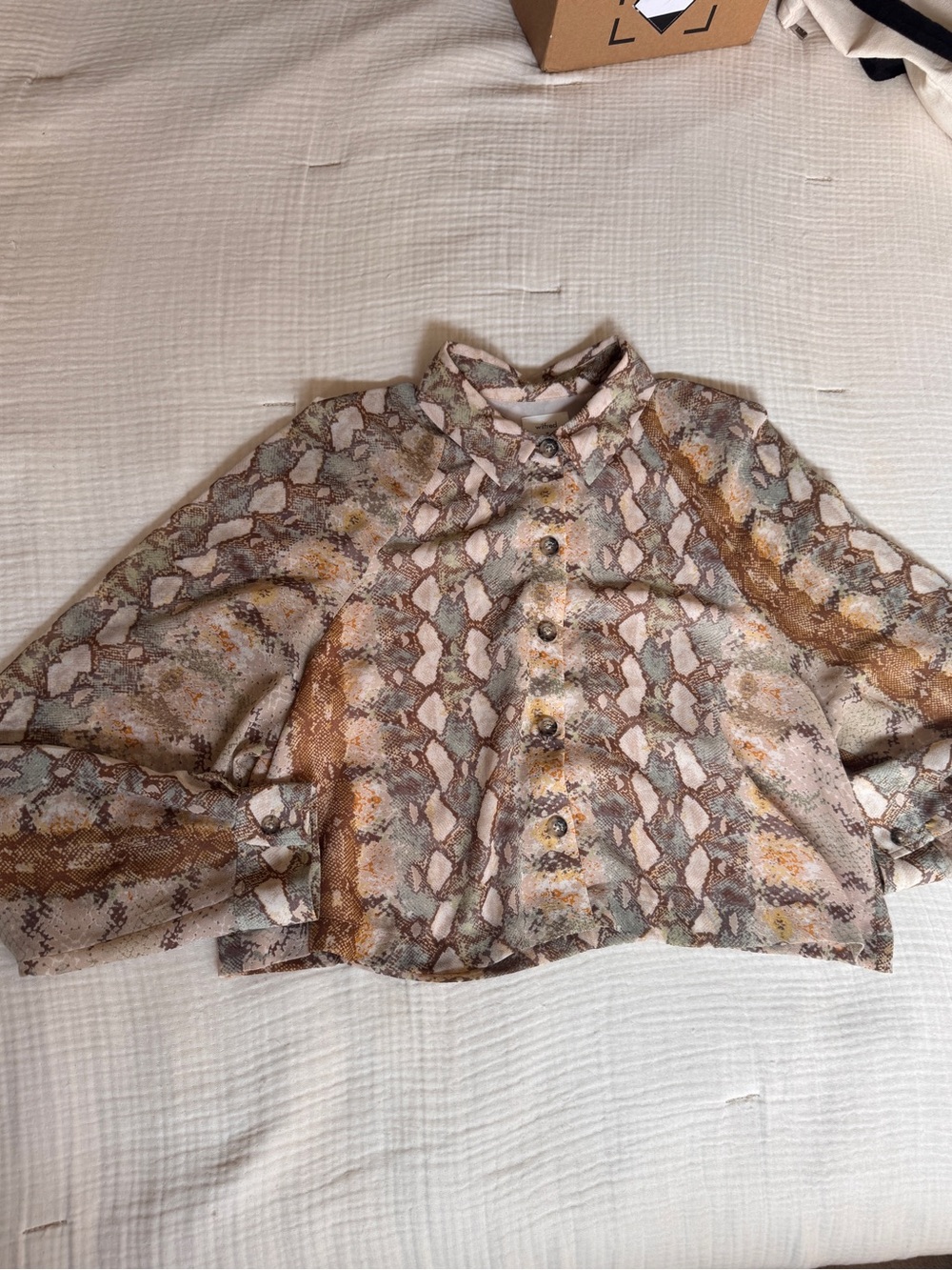 Wilfred Aritzia snake skin cropped button down women’s medium dress shirt